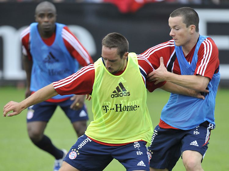 Um die Motviation seines abwanderungswilligen Kollegen Franck Ribery (im gelben Leibchen) macht Lahm sich keine Sorgen.