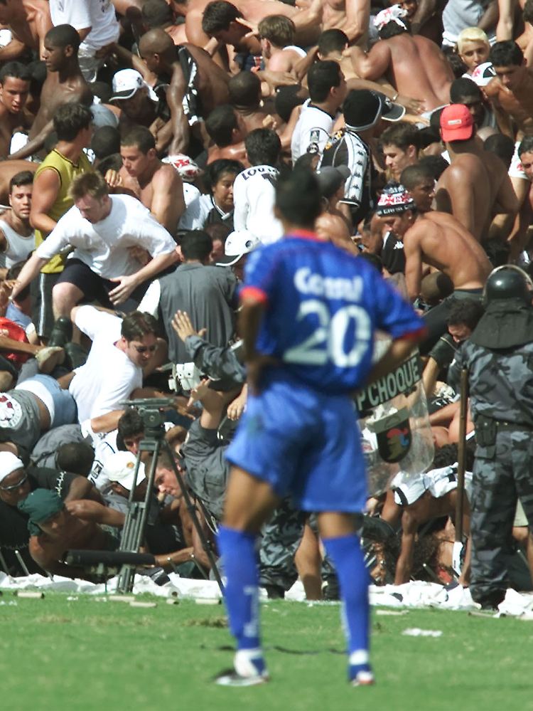 Auch immer wieder ein Grund für Tote und Verletzte: ungenügende Sicherheit in den Stadien. Hier versuchen Fans in Rio de Janeiro einer Massenpanik auf den Rängen zu entkommen.