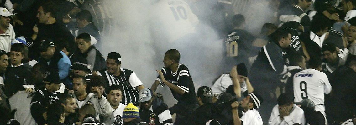Die Polizei geht oft mit äußerster Härte vor, hier benutzt sie Rauchgranaten gegen Fans von Corinthians Sao Paulo.