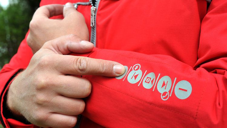 Ein Mitarbeiter der Bekleidungsfirma Lodenfrey führt eine Sportjacke mit eingebautem MP3-Player vor. 