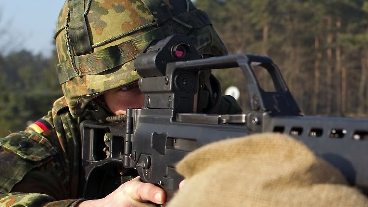 Bundeswehrsoldat mit G36-Sturmgewehr.