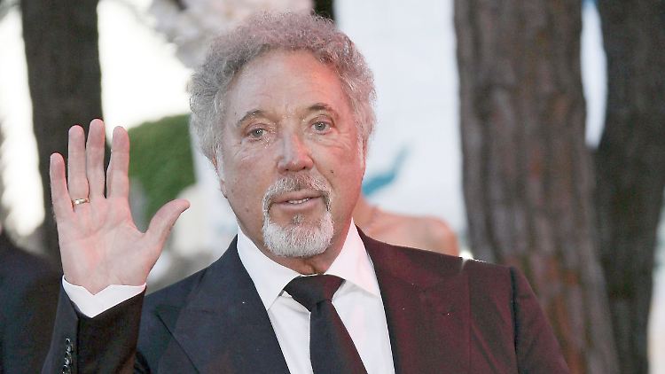 Tom Jones während eines Rot-Kreuz-Balls im Juli in Monaco.