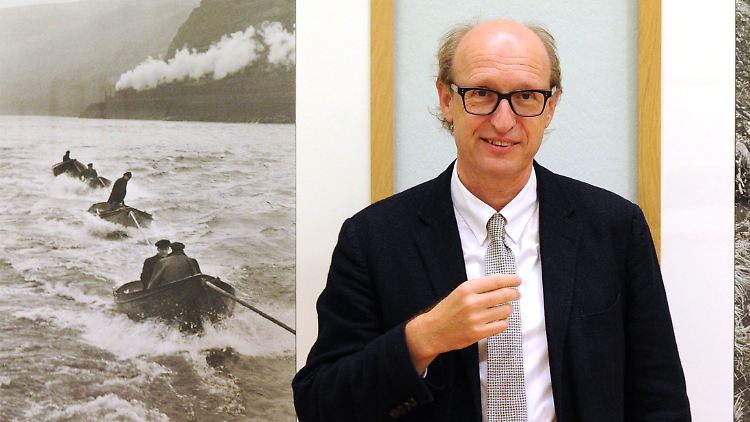 Museumsdirektor Markus Brüderlin in der Ausstellung "Die Geometrie des Augenblicks" mit Fotografien von Henri Cartier-Bresson.