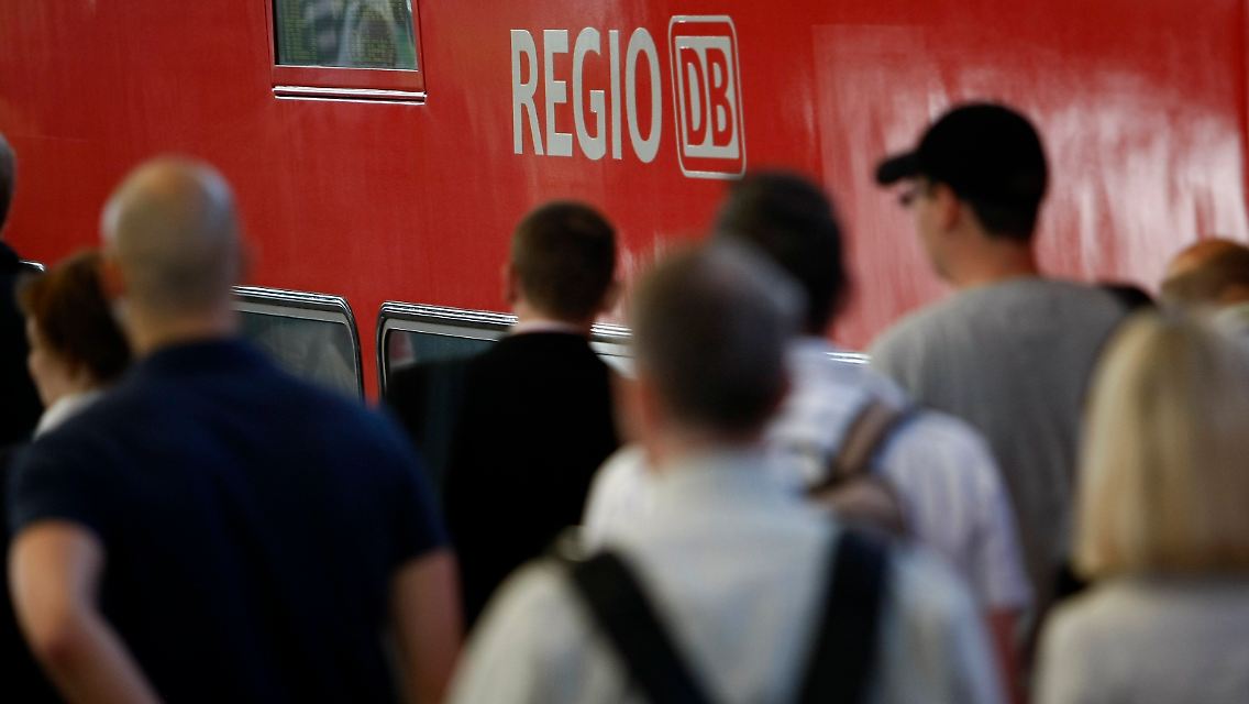 Die Bahnsteige sind voll.