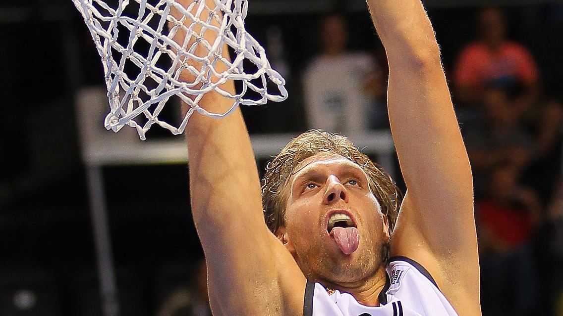 Gleich im ersten Spiel voll da: Dirk Nowitzki.