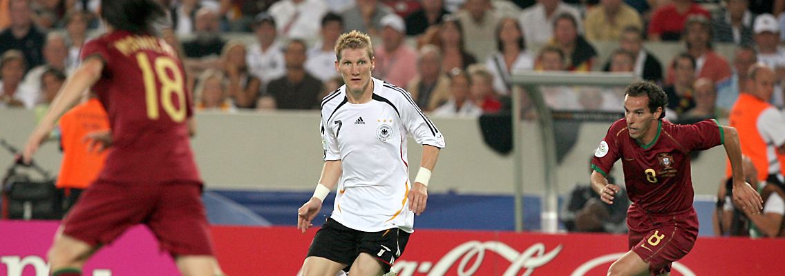 Der 31-Jährige ist den Fußball-Fans in Deutschland kein Unbekannter. Hier verteidigt Maniche (l) zusammen mit seinem neuen Teamkollegen Petit Nationalspieler Schweinsteiger im Spiel um Platz 3 bei der WM 2006.