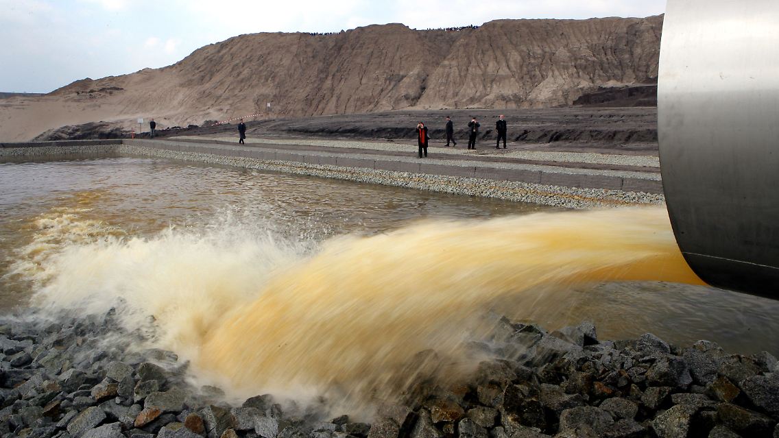 Aus einem 1,2 Meter starken Flutungsrohr strömt Wasser in den ehemaligen Tagebau Meuro im südbrandenburgischen Großräschen.