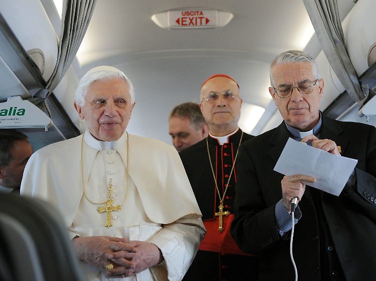 An der Seite von Benedikt XVI: Kardinal Bertone reist mit dem Papst (Mitte).