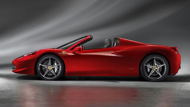 Ein Ferrari "458 Spider", auf Hochglanz poliert für die IAA 2011 in Frankfurt.
