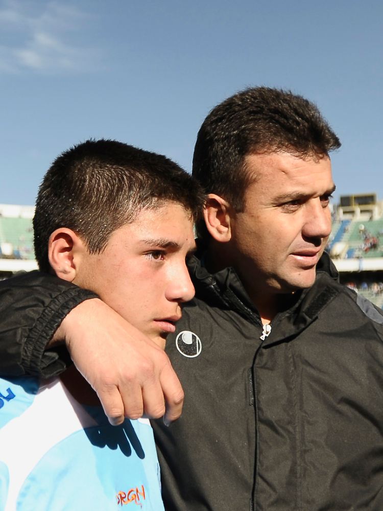 Vater und Sohn nach dem historischen Spiel.