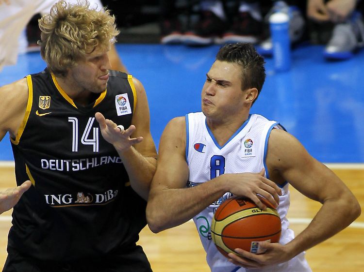 Italien und Deutschland lieferten sich einen Kampf auf Biegen und Brechen (hier Nowitzki gegen Gallinari).