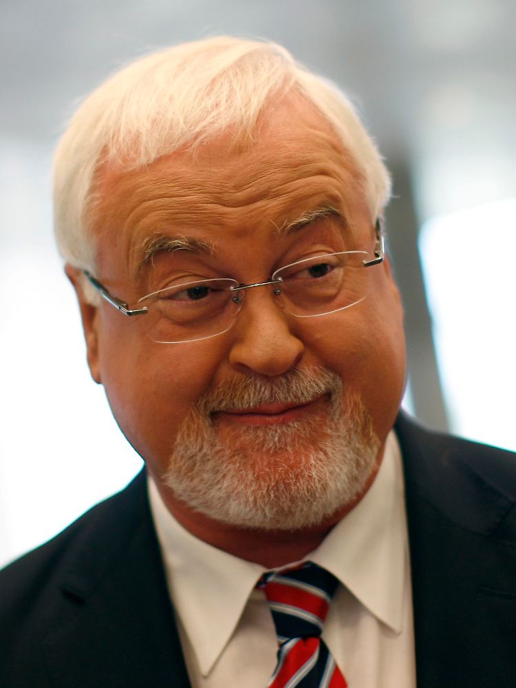 Seine SPD-Minister zu schassen sei ihm"persönlich außerordentlich schwer gefallen", meinte Carstensen.