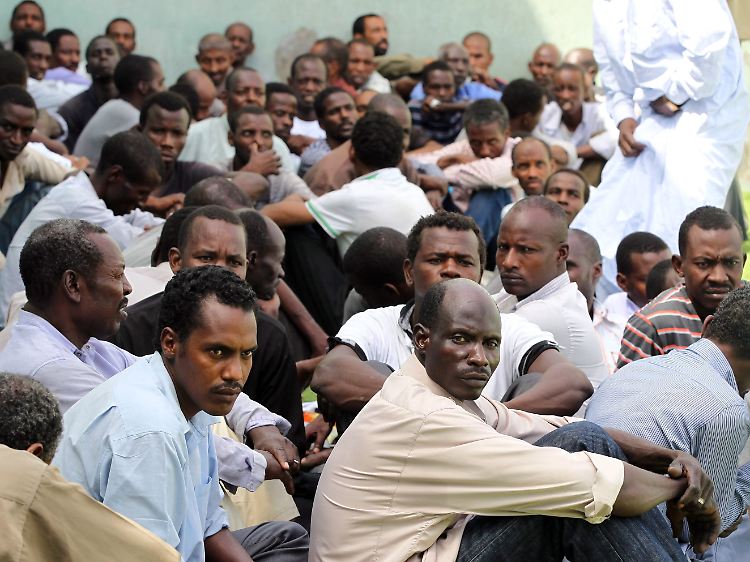 Schwarzafrikaner in einem Lager in Tripolis. Ihnen wird vorgeworfen, als Söldner für Gaddafi gearbeitet zu haben.
