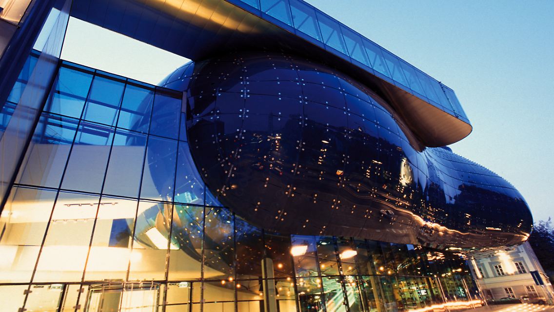 Das Kunsthaus in Graz gehört zu den Bauwerken, die nicht jeder in der steirischen Landeshauptstadt vermuten würde - es gehört seit dem Kulturhauptstadtjahr 2003 zu den Wahrzeichen der Stadt.