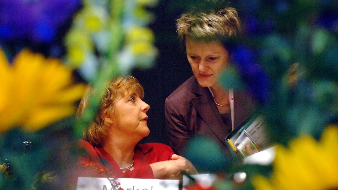 Sie würde es gerne machen, darf es aber nicht sagen: Renate Künast mit Angela Merkel.