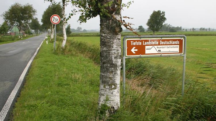 Der tiefste Punkt Deutschlands:n Rastplatz direkt an der Landstraße L135 in der Gemeinde Neuendorf-Sachsenbande nördlich von Hamburg.