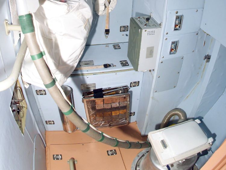 Eine Toilette auf der ISS. Die beiden Astronauten Padalka und De Winne erwiesen sich als fähige Klempner.