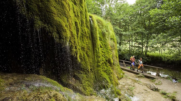 Trügerische Idylle: Der Wasserfall Dreimühlen gehört zu den fiktiven Tatorten am Krimiwanderweg in der Eifel.
