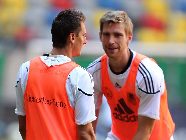 Zwei Legionäre unter sich: Miroslav Klose von Lazio Rom mit Per Mertesacker, Arsenal London.