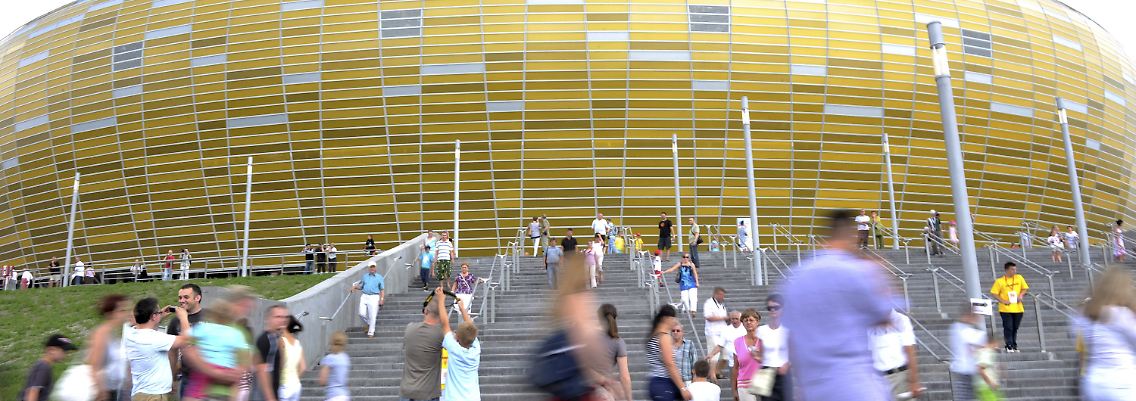 Das Stadion in Danzig von außen - hier sieht alles schick aus.