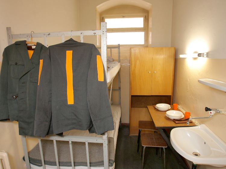 In einer Zelle im berüchtigten Stasi-Knast in Bautzen. Dort ist heute eine Gedenkstätte.