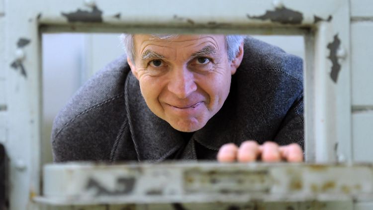 Der ehemalige Stasi-Häftling Gilbert Furian führt heute Besucher durch die Gedenkstätte in Berlin- Hohenschönhausen.