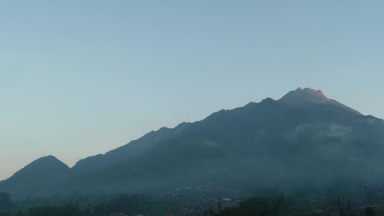 Der Merapi thront über dem Bauerndorf Selo.