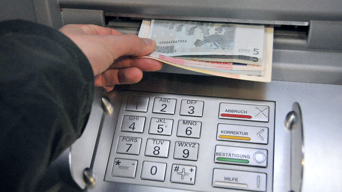 Viele Sparkassen würden ihre Geldautomaten am liebsten für Direktbankkunden sperren, die mit der Kreditkarte von Visa Bargeld abheben wollen.