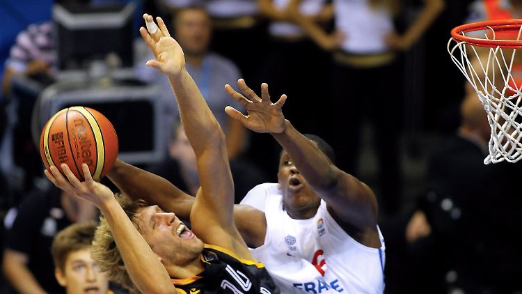 Nowitzki musste einige harte Aktionen der Franzosen wegstecken.