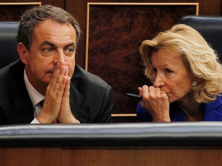 Spannung im Parlament. Hier fiebern sie noch der Abstimmung entgegen: Premierminister Jose Luis Rodriguez Zapatero (links) und seine Wirtschaftsministerin Elena Salgado.