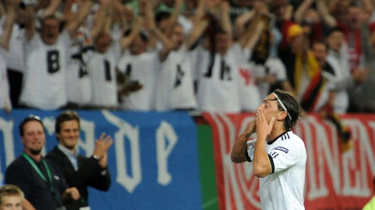 Mesut Özil lieferte eine überragende Partie, ...