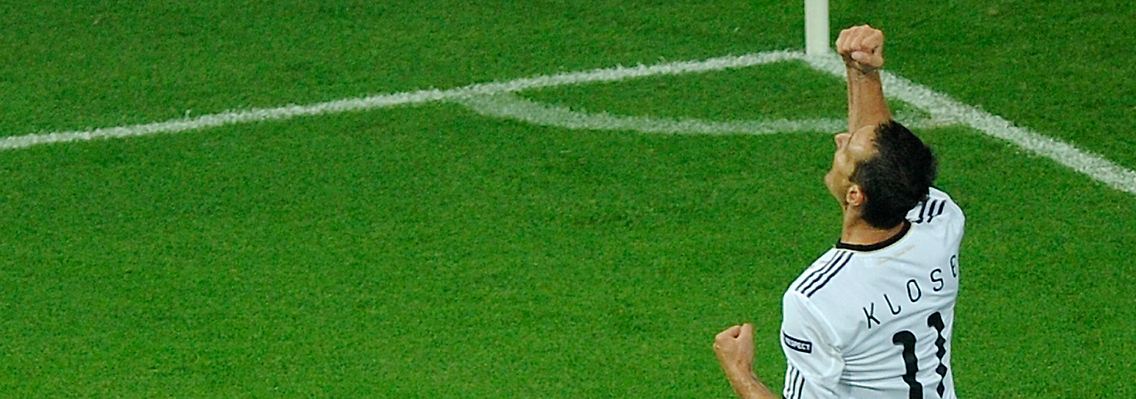 Klose feiert das 1:0 gegen österreich.