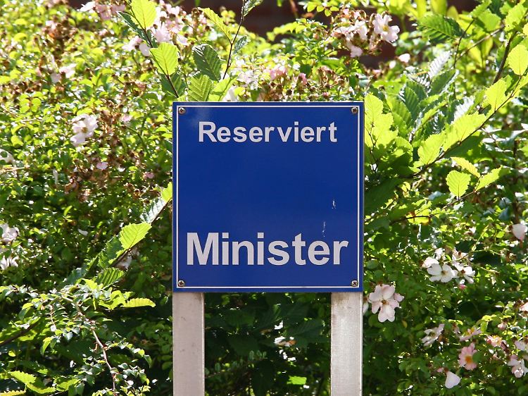 Der Parkplatz für den Dienstwagen des schleswig-holsteinischen Innenministers Lothar Hay blieb am Dienstag leer.