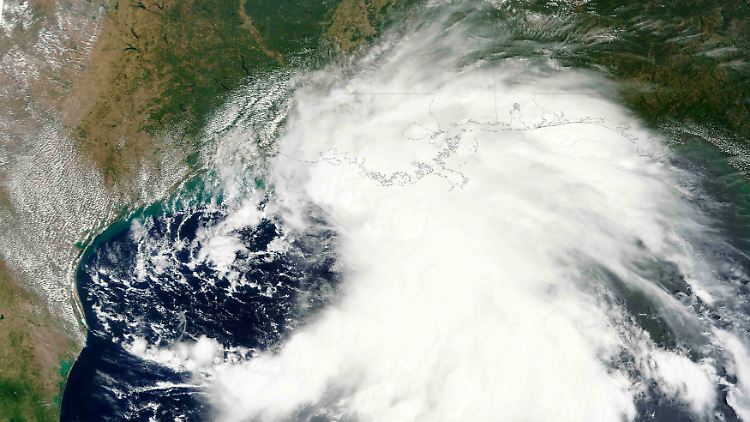 2011-09-03T060134Z_01_SIN601_RTRMDNP_3_STORM-LEE-NHC.JPG5129181819135107874.jpg