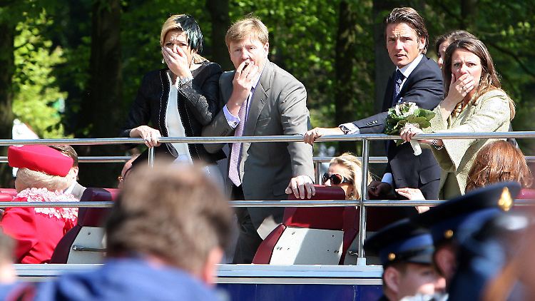 Bei dem Attentat in Apeldoorn: Beatrix (l) sowie Kronprinz Willem-Alexander (3.v.l.) und Kronprinzessin Maxima (2.v.l), Prinz Maurits (2.v.r.) und Prinzessin Annette blickten geschockt zum Unfallort. (Archivbild vom 30. April 2009)