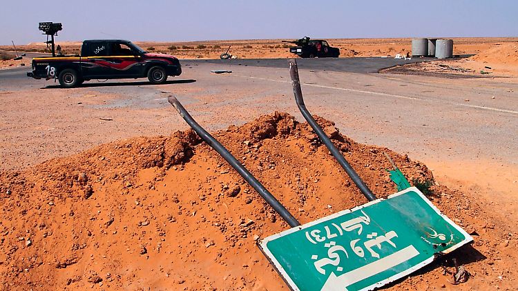 Trucks auf dem Weg nach Bani Walid.