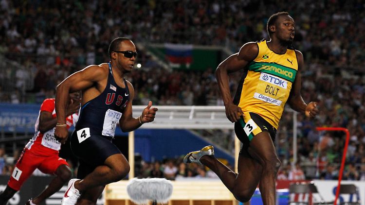 Usain Bolt fliegt in in Richtung Ziel. 