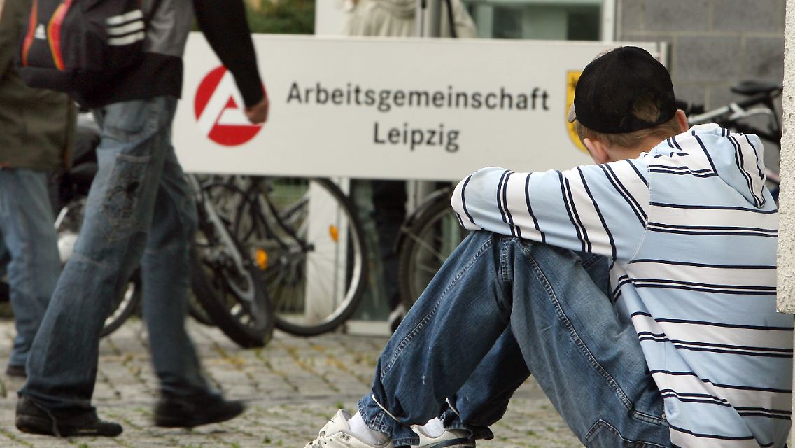 Im Vergleich zum Vorjahr ist die Arbeitslosigkeit unter Jüngeren um 16 Prozent gestiegen. Im Durchschnitt waren es nur 5,3 Prozent.