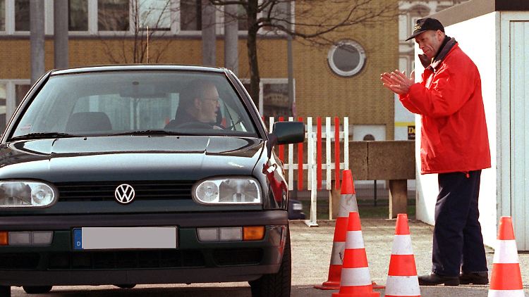  Der ADAC bietet - auch für Männer -  Einpark-Kurse an.