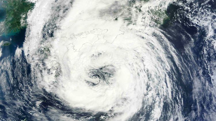 Bei dieser NASA-Aufnahme befindet sich "Talas" noch rund 350 Kilometer süd-südwestlich von Kyoto.