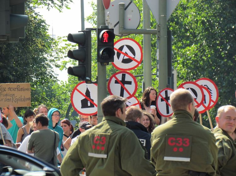 Demonstranten protestieren gegen Wilders.
