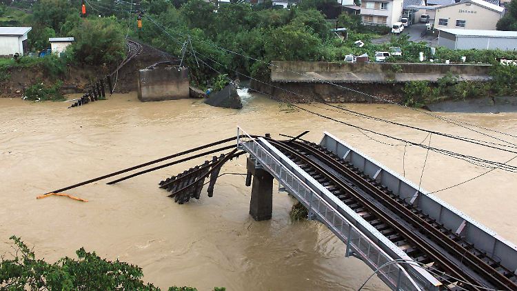 Diese Eisenbahnbrücke wurde vom Sturm zerstört.