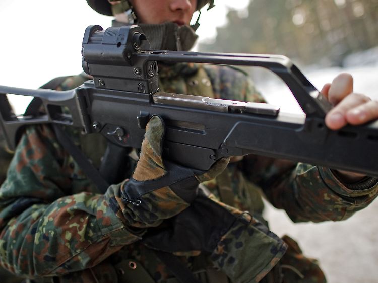 Ein Bundeswehrrekrut während einer Schießübung mit seinem G36-Sturmgewehr von Heckler & Koch.