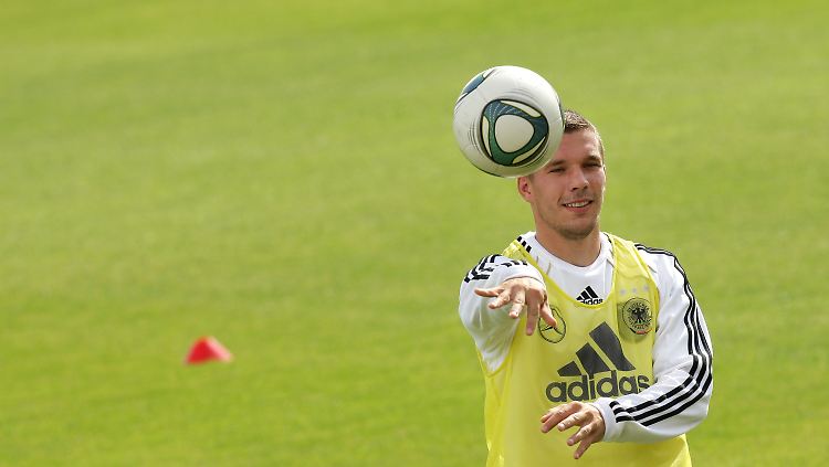 Lukas Podolski - entspannt beim Training nach dem Spiel gegen Österreich.