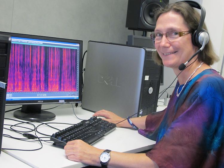 Phonetik-Professorin Angelika Braun an ihrem Arbeitsplatz im Sprachlabor der Universität in Trier.