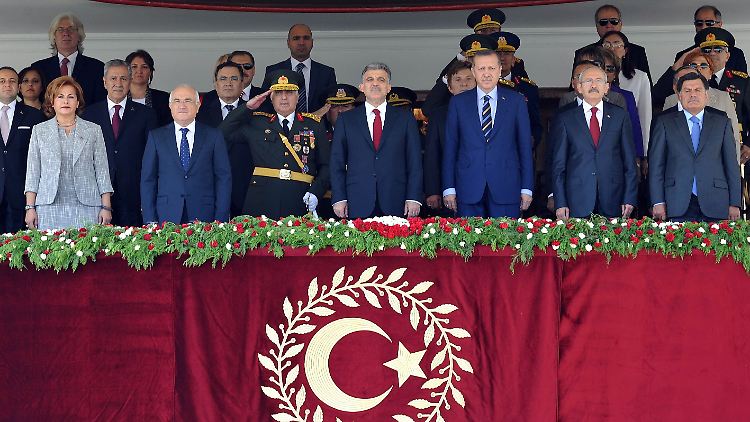 Die türkische Führung bei einer Militärparade am 30. August.