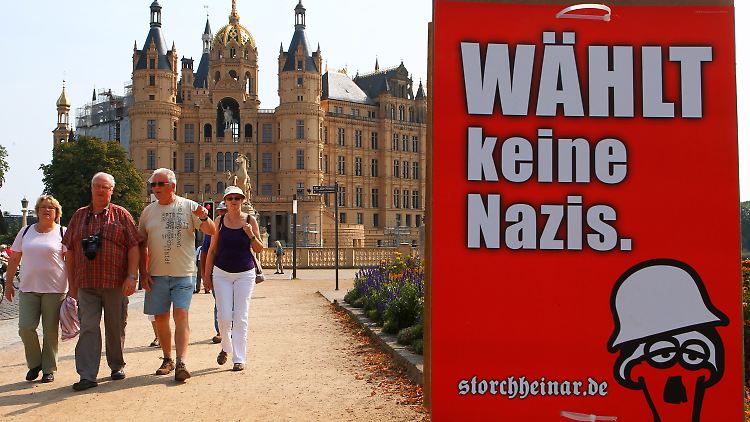 Wahlspruch der Aktion "Storch Heinar" vor dem Landtag in Schwerin.
