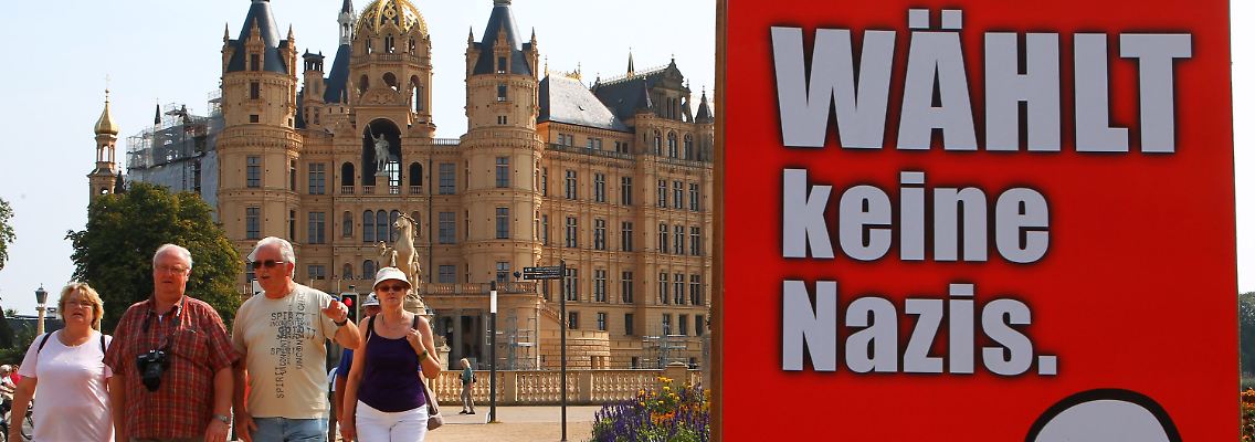 Wahlspruch der Aktion "Storch Heinar" vor dem Landtag in Schwerin.