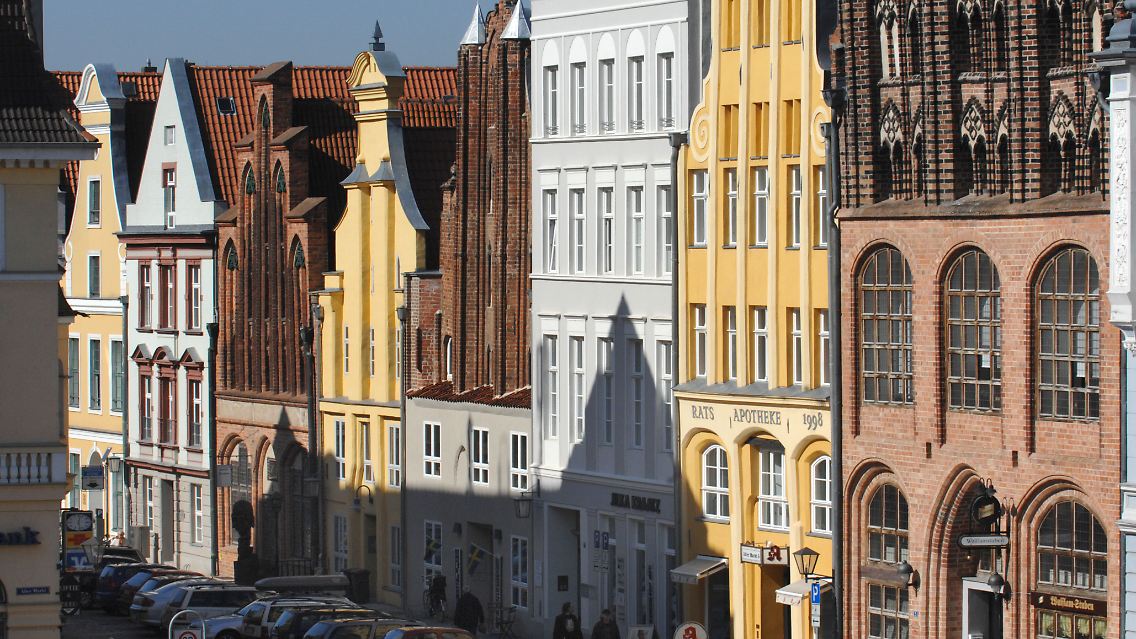 Giebelhäuser in der Mühlenstraße in der Altstadt von Stralsund.