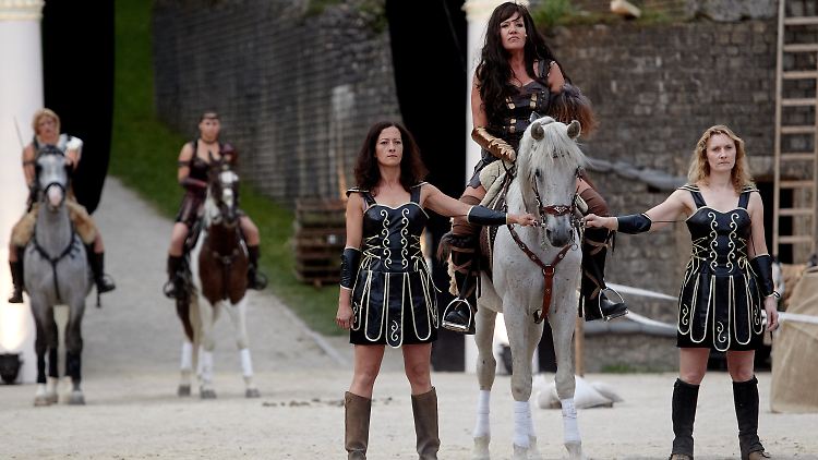 Schauspielerin Katy Karrenbauer reitet  in der Rolle der Königin der Amazonen in das Amphitheater in Trier ein.